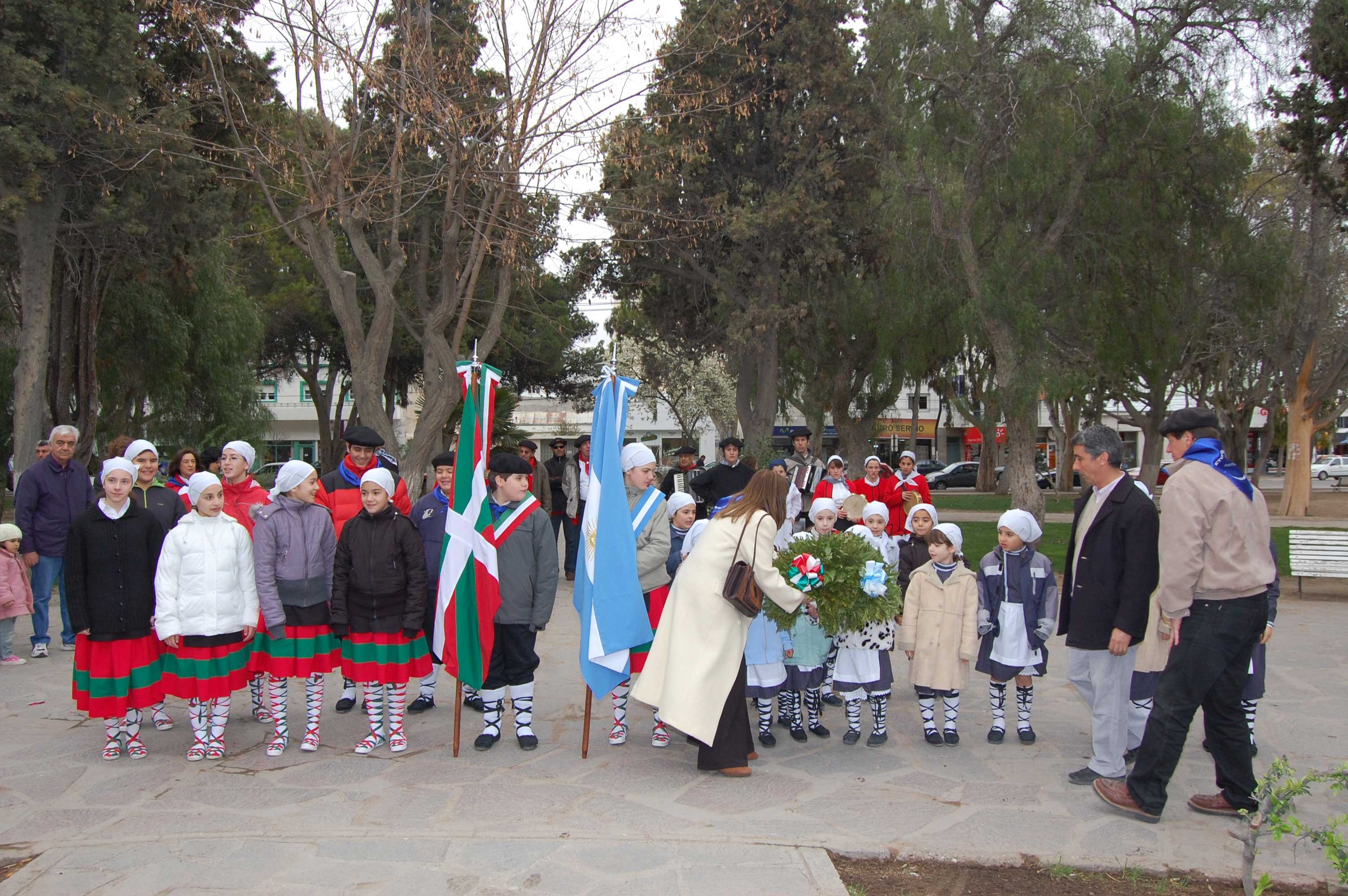 Los representantes de la comunidad vasca saludan a las autoridades de Puerto Madryn (fotos Colectividad Vasca de Puerto Madryn)